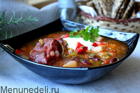 Фасолевый суп с копчеными ребрышками