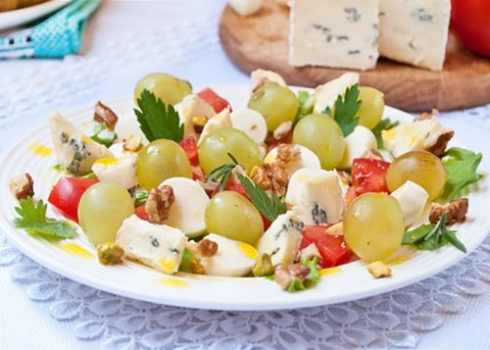 Рецепт салата с сыром, виноградом и орехами | Меню недели