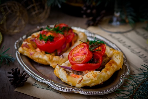 Тарталетки с семгой и овощами