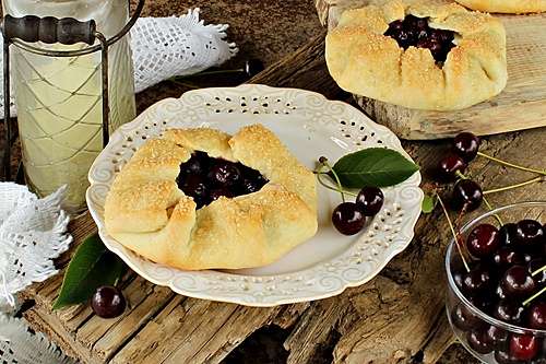 Рецепт открытых пирогов с вишней (мини-тарты) | Меню недели