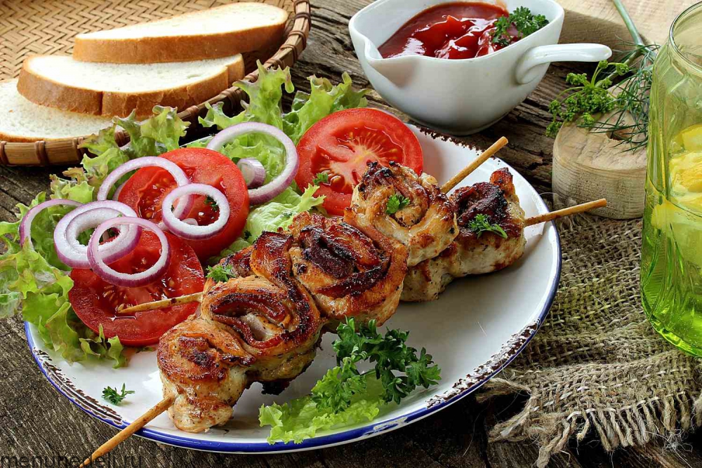 Рецепт куриных шашлыков с беконом | Меню недели