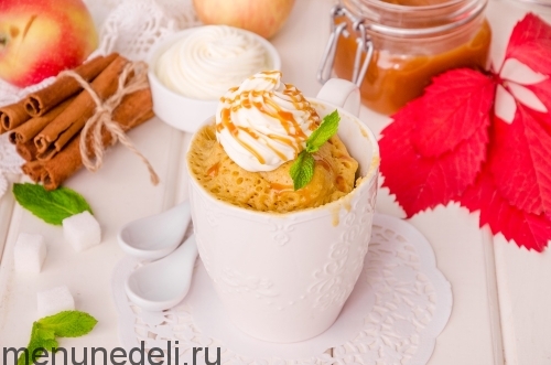 Рецепт кекса в кружке с яблоками и корицей в микроволновке | Меню недели