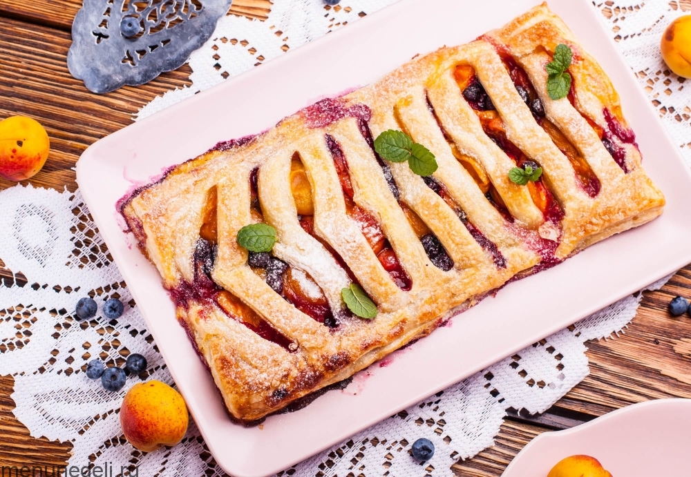 Пирог-жалюзи с абрикосами и голубикой | Меню недели
