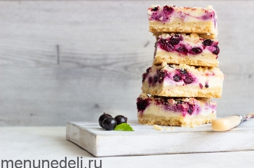Лимонные квадратики со сливочным сыром и черной смородиной | Меню недели