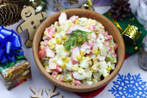 Крабовый салат с киви и кукурузой | Меню недели