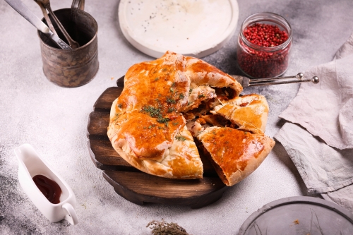 Сочный пирог с говядиной и томатами | Меню недели