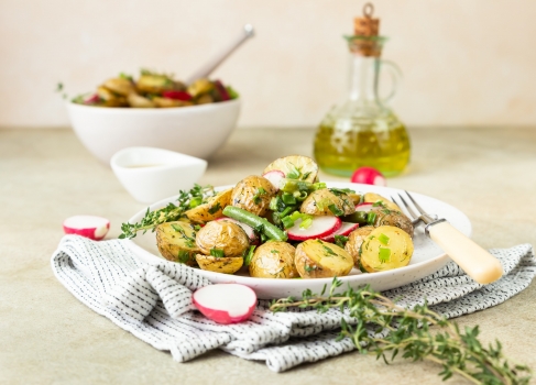 Лёгкий картофельный салат с редисом и фасолью | Меню недели
